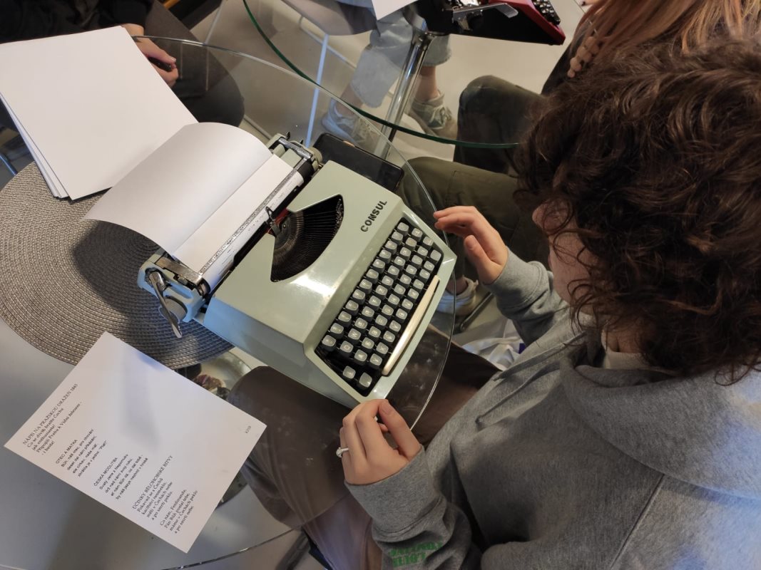 žáci zkoušeli psát na psacím stroji