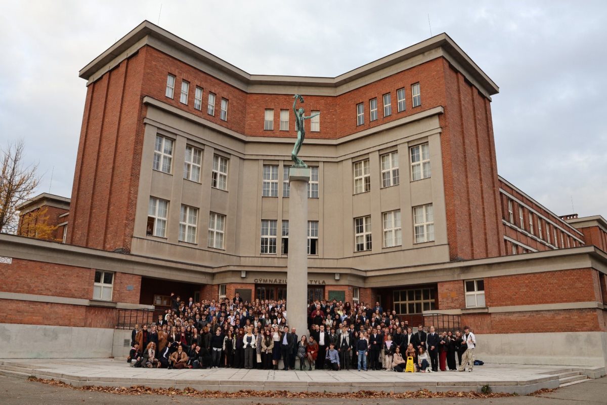 Debatéři před Gymnáziem J.K. Tyla