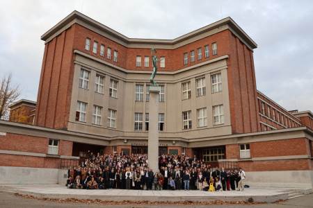 Debatéři před Gymnáziem J.K. Tyla