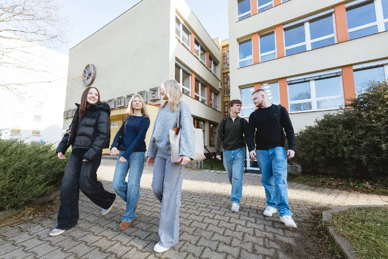 žáci před školou