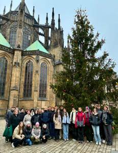 žáci v předvánoční Praze