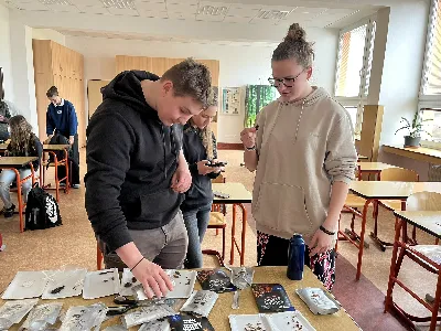 žáci v učebně biologie